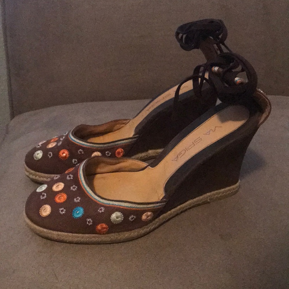 EUC Via Spiga Embroidered Wedges Size 8.